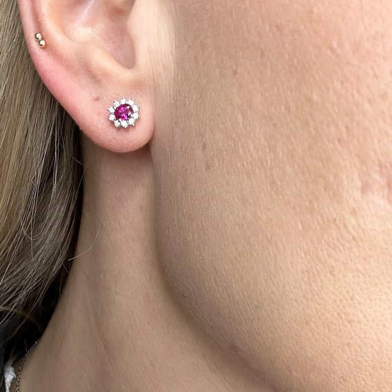 Siersbøl sølv ørestikker med pink safir og zirkonia – nærbillede af sten