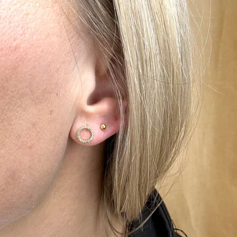Siersbøl guldørestikker i 14 karat med diamanter – set fra siden