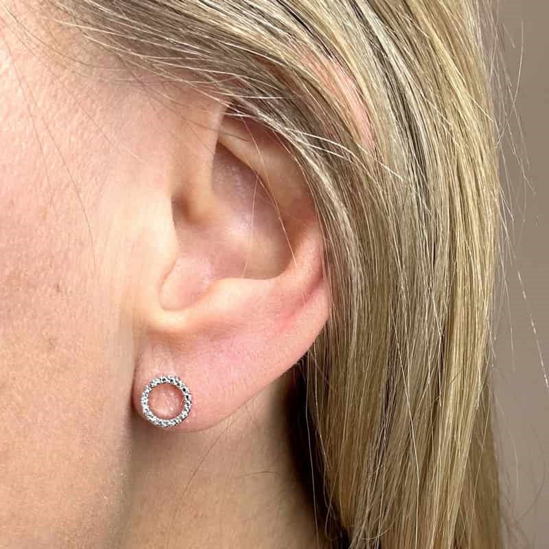 Siersbøl ørestikker i 14 kt. hvidguld med diamanter – nærbillede af detalje