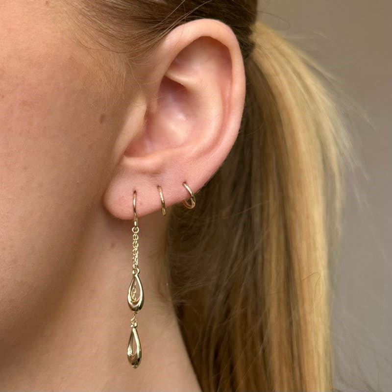 Siersbøl ørehængere i 8 karat guld med dråbevedhæng, set fra siden