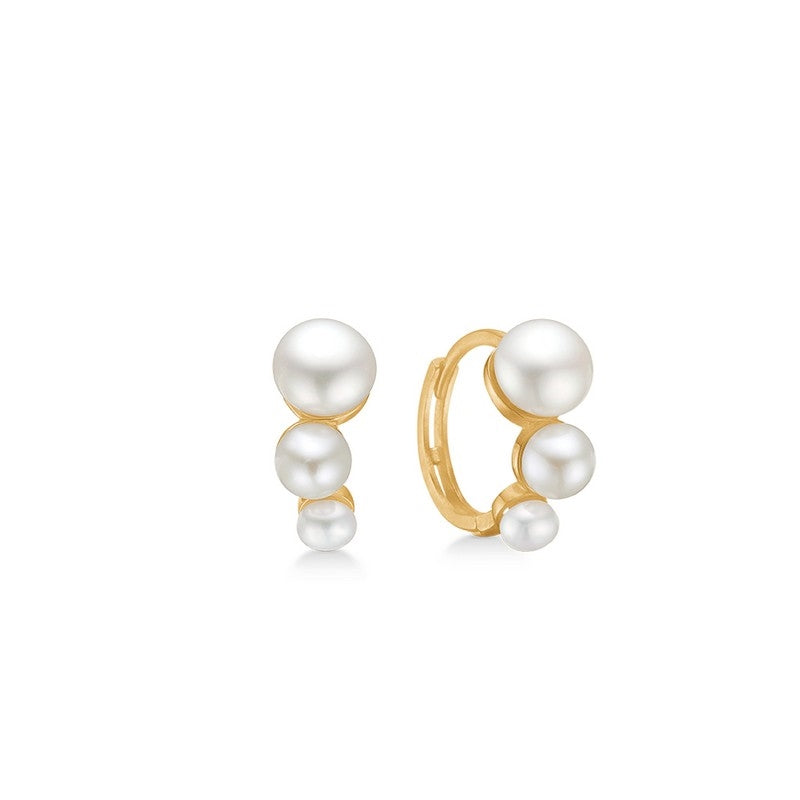 Mads Z Daisy creoler i 8 karat guld med tre perler langs den runde form, 12 mm