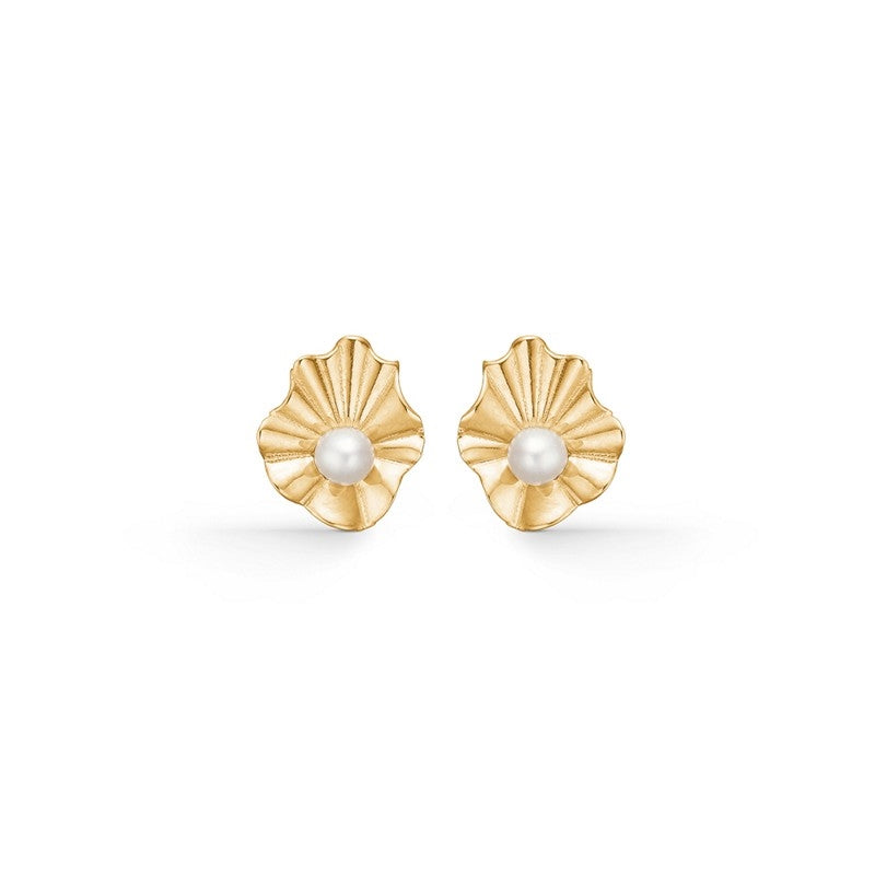 Mads Z Amelie ørestikker i 8 karat guld med hvid perle – blomsterformet design, 12 mm