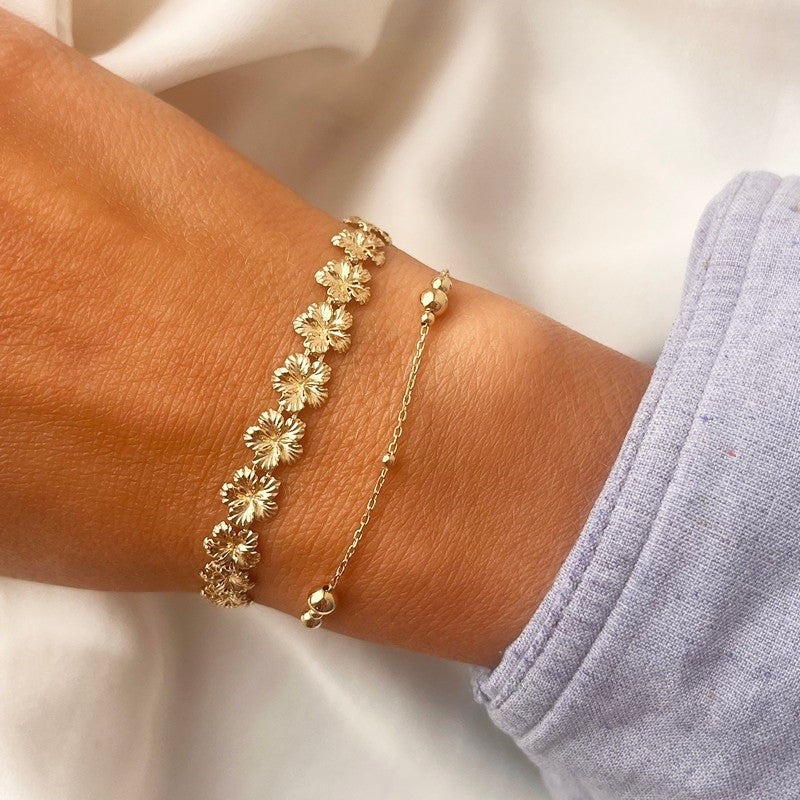 Scrouples armbånd i 8 karat guld med små kugler, set fra siden