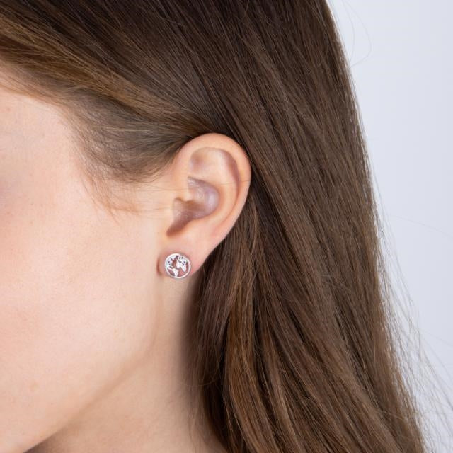 JoanliNor ETTANOR ørestikker i sølv med verdenskort og zirkoner, set fra siden