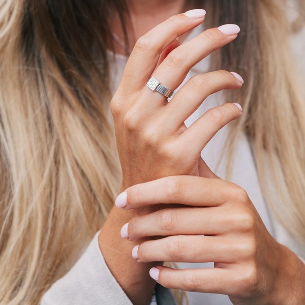 Izabel Camille Simone Wulff ring i rhodineret sølv med hamret firkant top – set fra siden