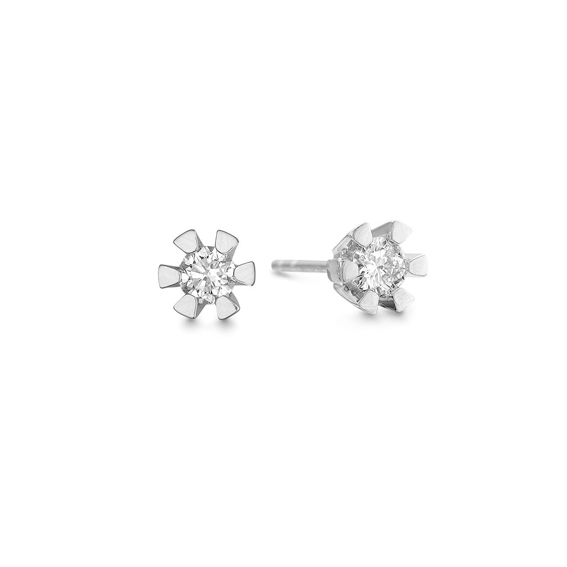 Aagaard Eternity ørestikker i 14 kt. hvidguld med brillantslebne diamanter