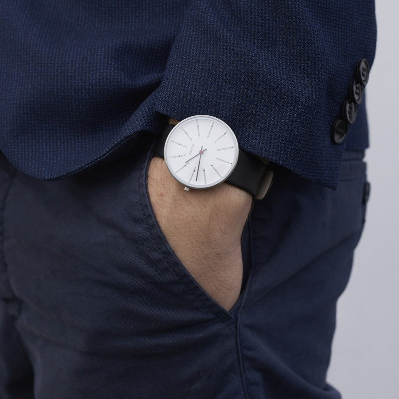 Arne Jacobsen Bankers armbåndsur i rustfrit stål med sort læderstrop, set fra siden