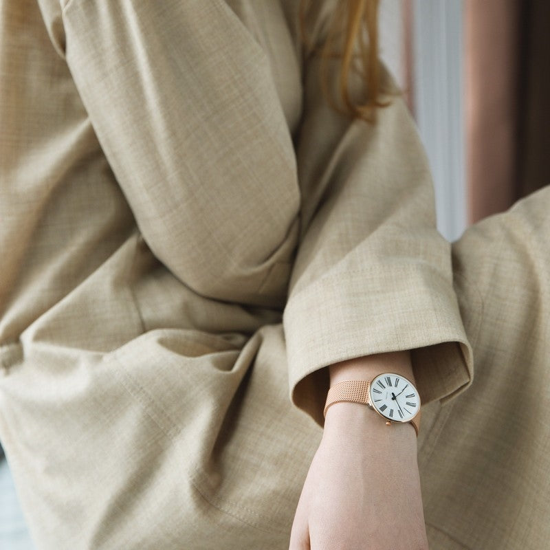 Arne Jacobsen Roman ur i rosaguld med hvid skive og meshlænke, set fra siden