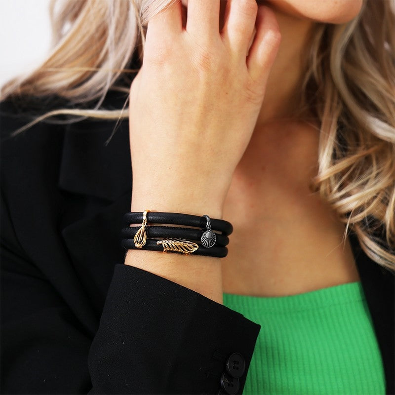 Christina Sunset charm i sort sølv til læderarmbånd båret på model