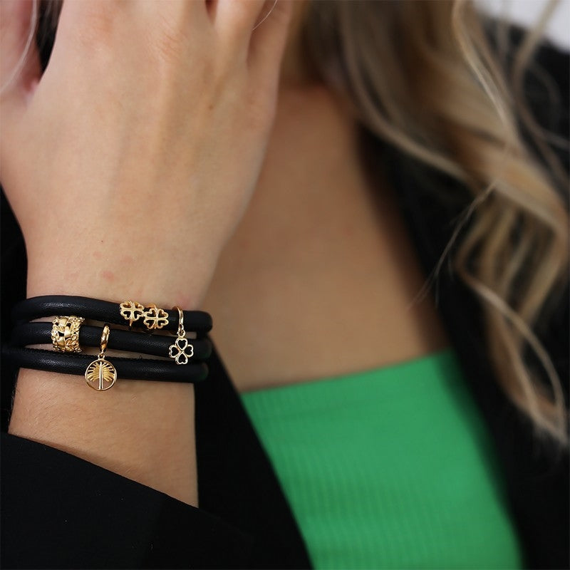Christina Foursome læderarmbånd med charm i forgyldt sølv båret på model