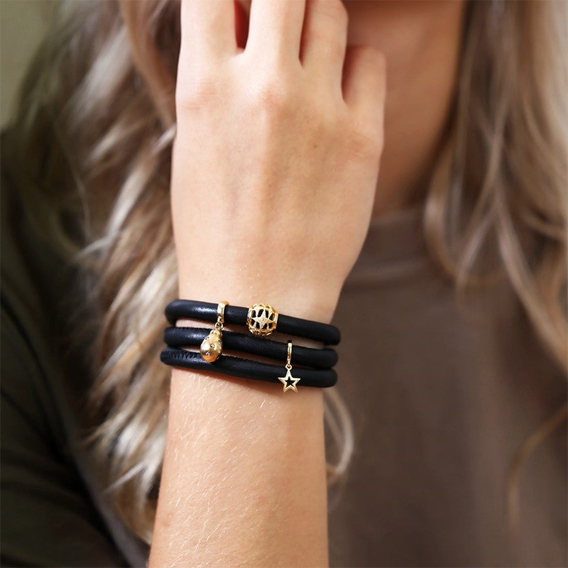 Christina Stjerne charm i forgyldt sølv til læderarmbånd båret på model