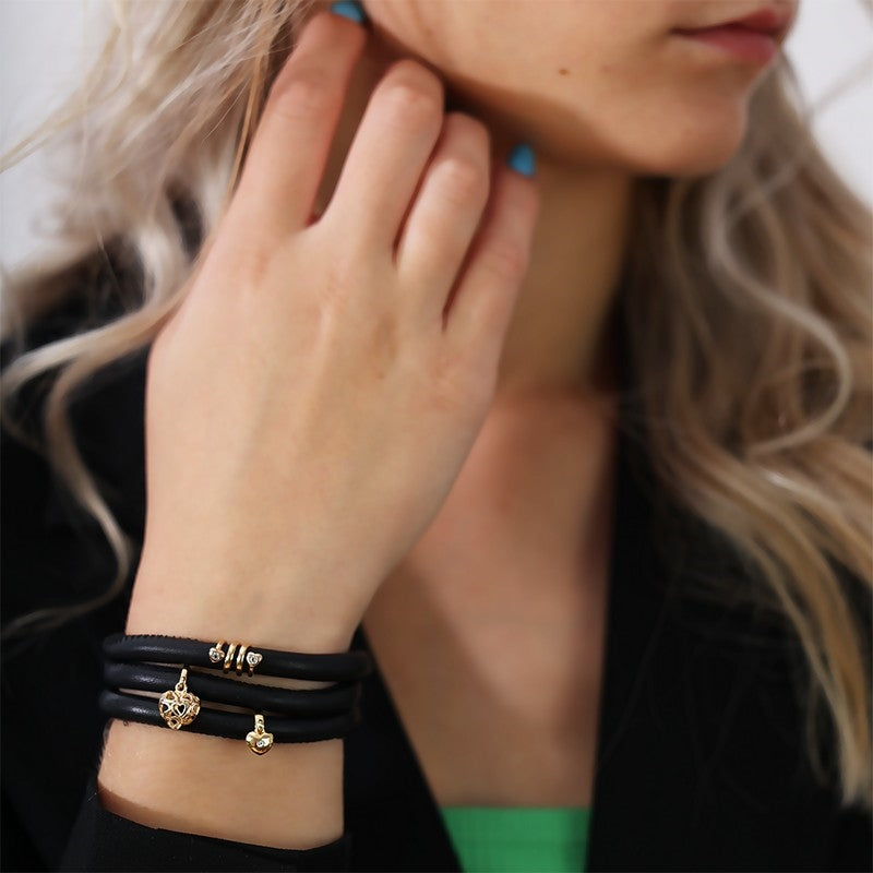 Christina Heart Beat Love charm i forgyldt sølv til læderarmbånd båret på model