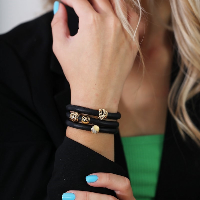 Christina Breeze charm i forgyldt sølv til læderarmbånd båret på model