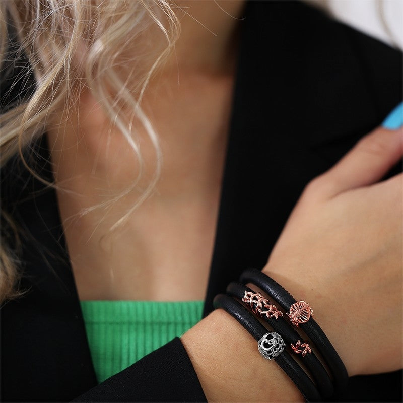Christina Sparkling Leaf charm i rosa forgyldt sølv til læderarmbånd båret på model