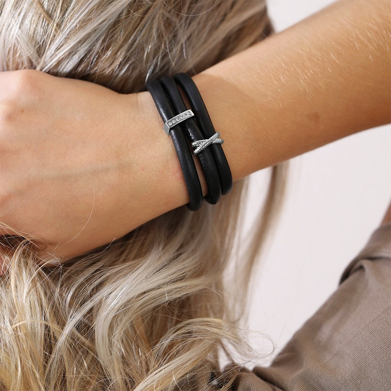 Christina Double charm i sølv med safir til læderarmbånd båret på model