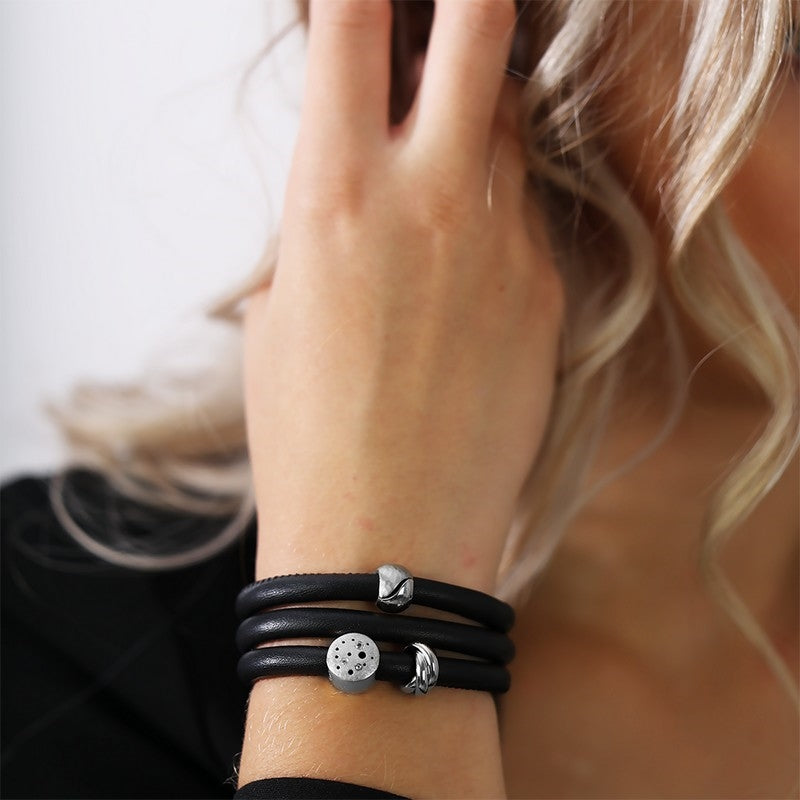 Christina Mix It charm i sølv til læderarmbånd båret på model