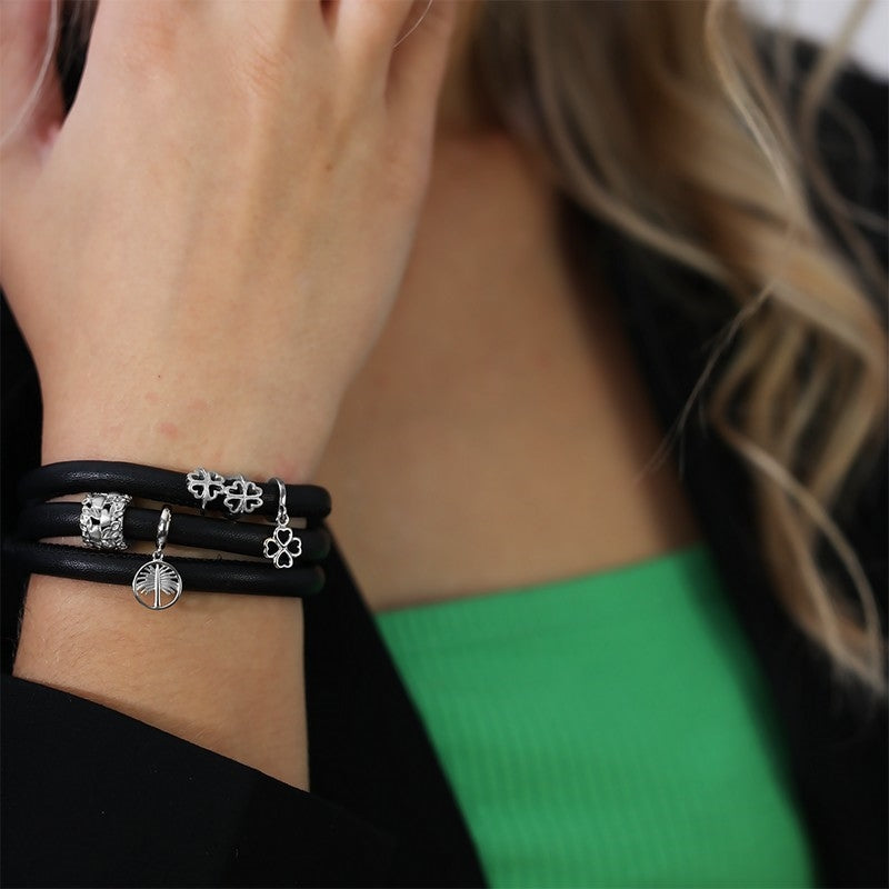 Christina My Loving Nature charm i sølv til læderarmbånd båret på model