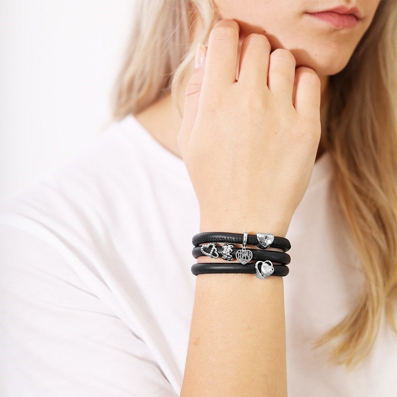 Christina Hearts & Love charm i sølv til læderarmbånd båret på model