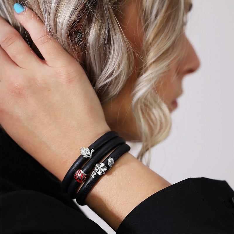 Christina Tree of Love charm i sølv til læderarmbånd båret på model