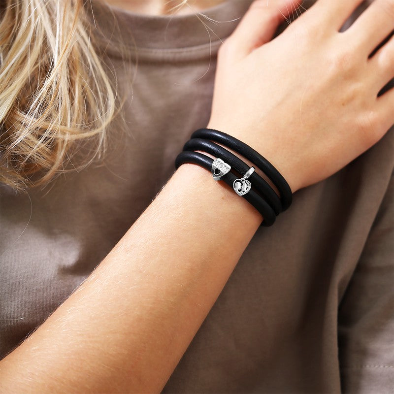 Christina My Mom charm i sølv til læderarmbånd båret på model