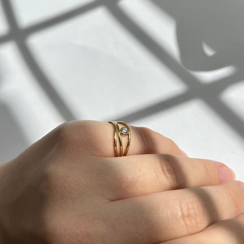 Guld & Sølv Design ring i 8 karat guld med zirkonia, set fra siden