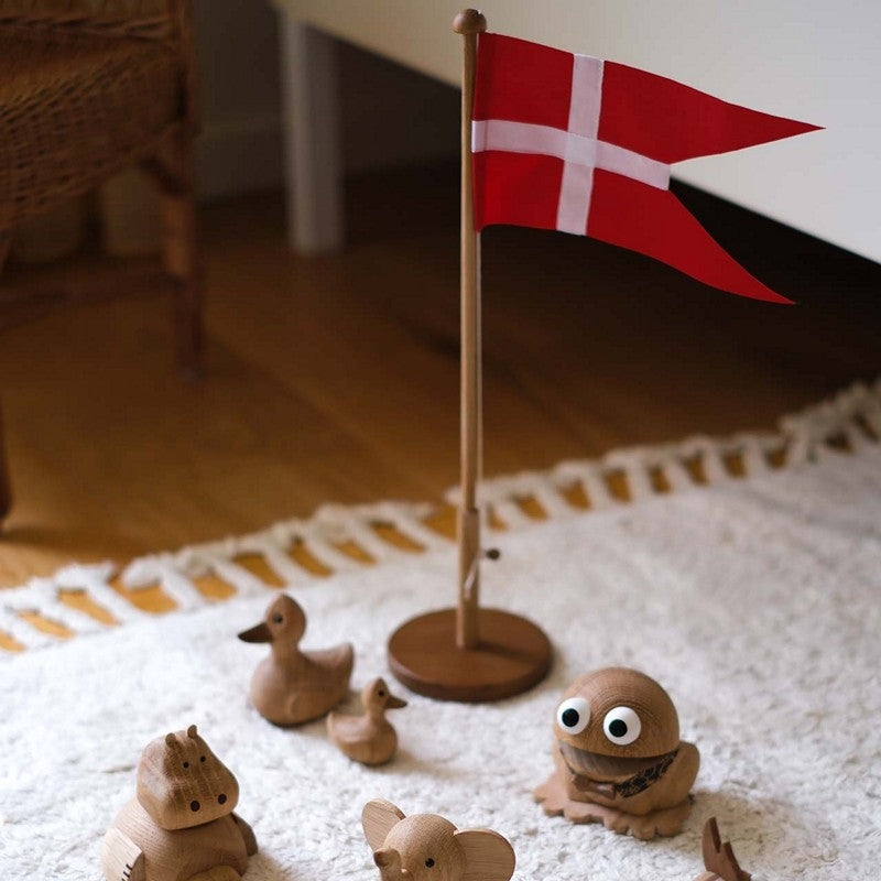Nordahl Andersen flagstang i egetræ med Dannebrog i stof – set fra siden