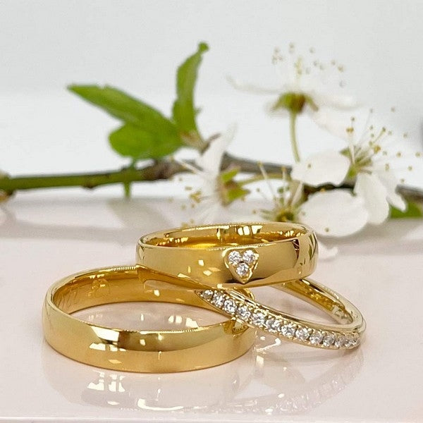 Scrouples Dazzling alliancering i 14 karat guld med 0,32 ct diamanter, set fra siden