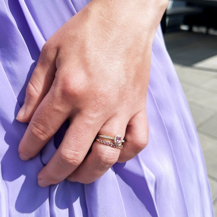Scrouples ring i 14 karat guld med pink safir – nærbillede af sten