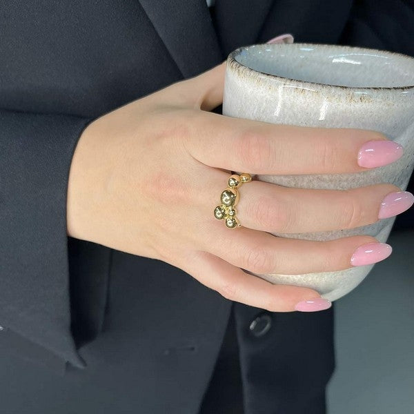Scrouples ring i 8 karat guld med fem kugler i varierende størrelser – set fra siden