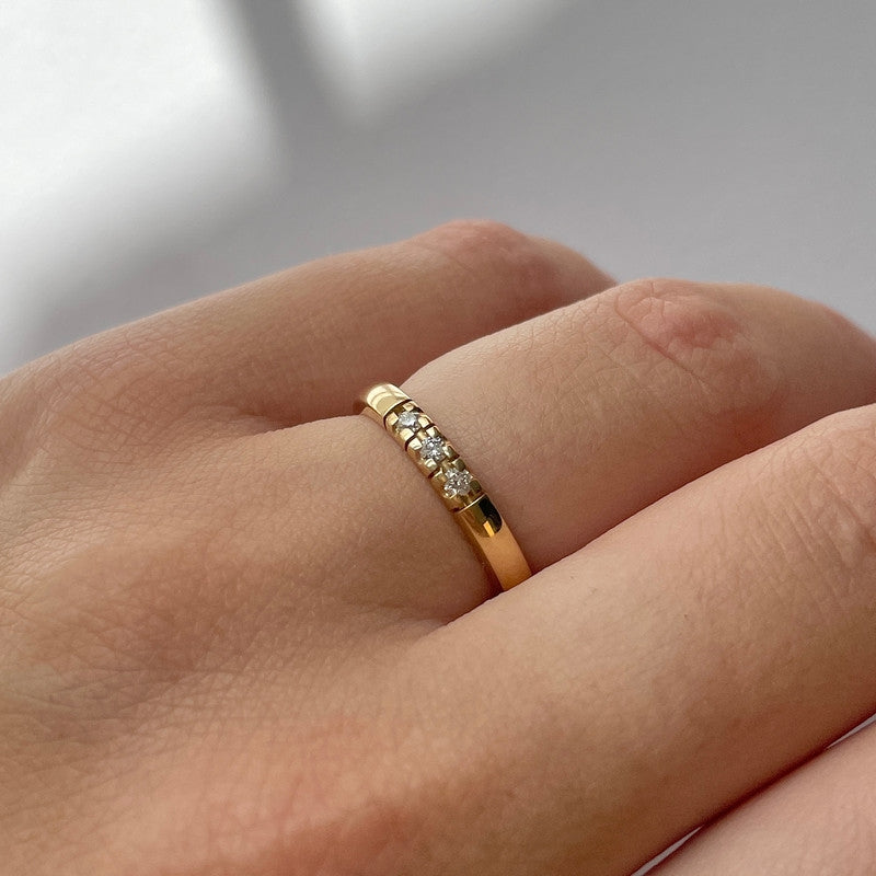 Scrouples Grace alliancering i 14 karat guld med tre diamanter – set fra siden