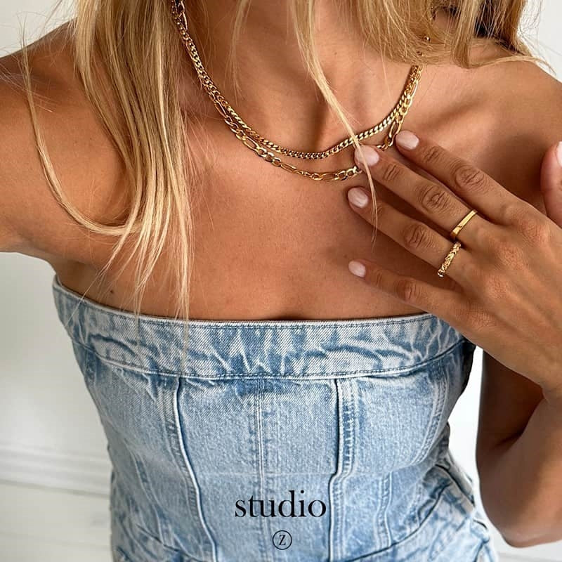 Studio Z Element ring i forgyldt sølv med rå struktur, set fra siden