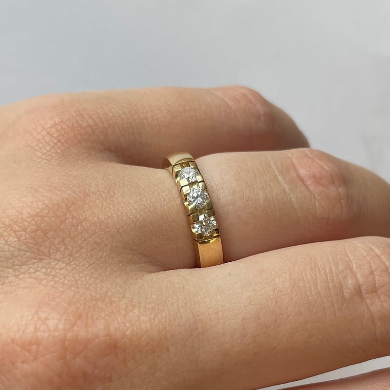 Scrouples Grace alliancering i 14 karat guld med tre diamanter, set fra siden