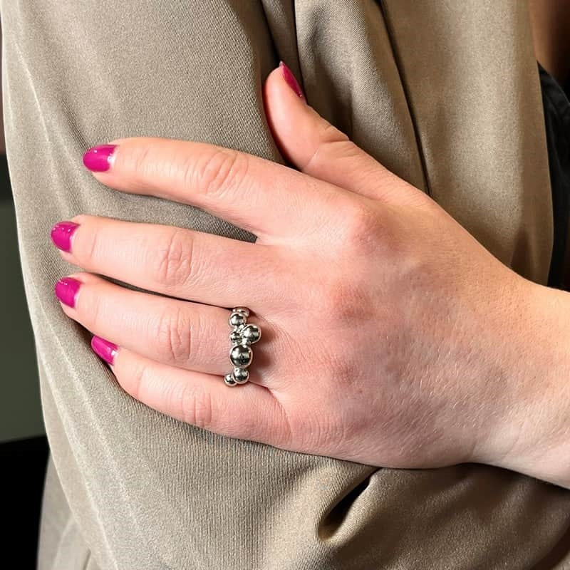 Scrouples kuglering i rhodineret sterlingsølv med otte kugler – set fra siden