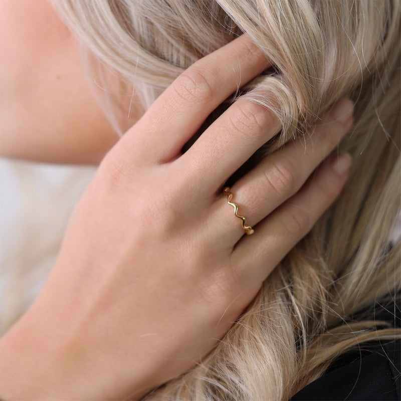 Christina Wave ring i forgyldt sølv båret på model
