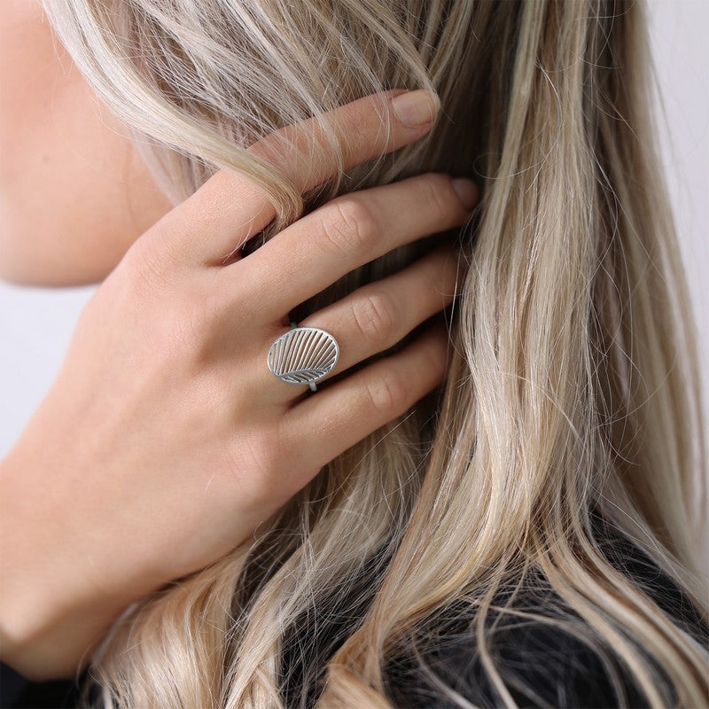 Christina My Special Palm ring i sølv båret på model