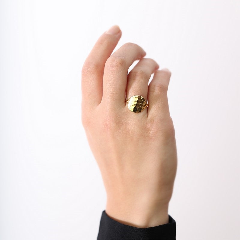 Christina Panzer ring i forgyldt sølv båret på model
