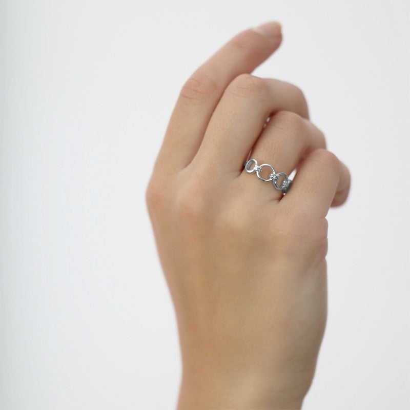 Christina Links ring i sølv båret på model
