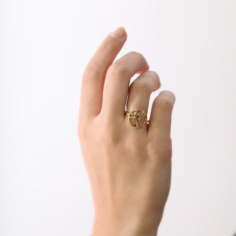 Christina Tree of Life ring i forgyldt sølv med topas båret på model