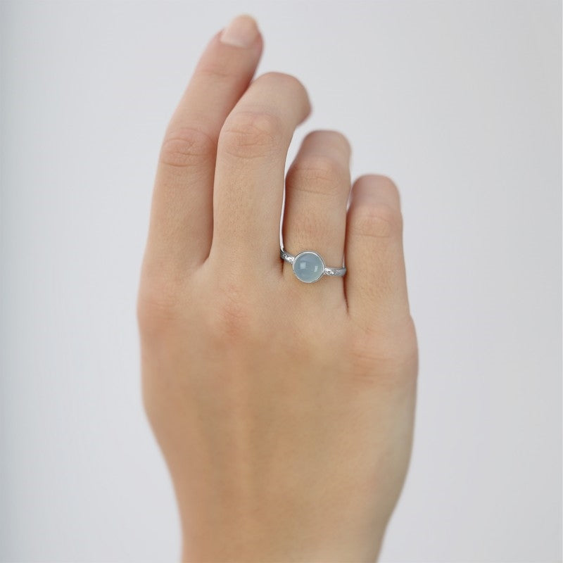 Christina Blue Chalcedony ring i sølv med chalcedon båret på model