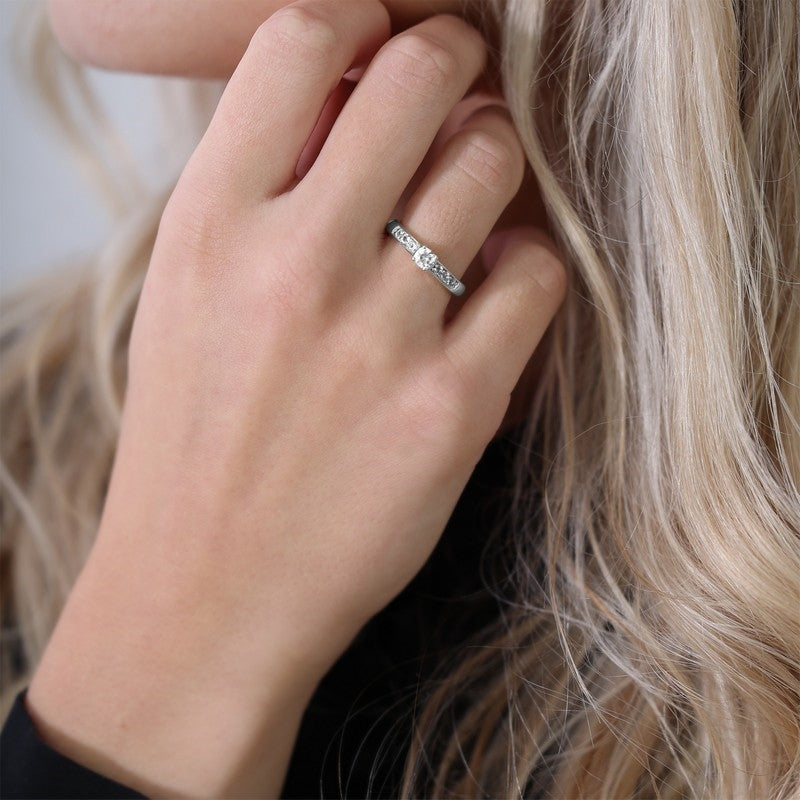 Christina Princess ring i sølv med zirkonia båret på model