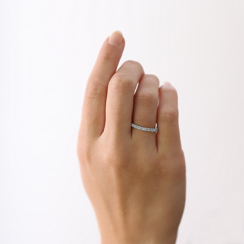Christina Unforgettable Love ring i sølv med topas båret på model