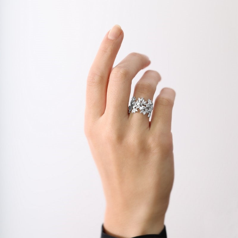 Christina My Loving Nature ring i sølv båret på model