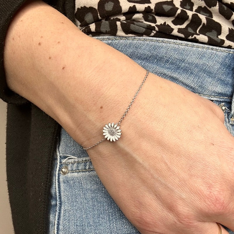 Siersbøl marguerit armbånd i sterlingsølv med hvid emalje blomst – set fra siden