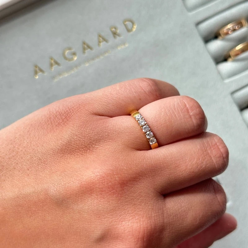 Aagaard forlovelsesring i guld med fem lab grown diamanter – set fra siden