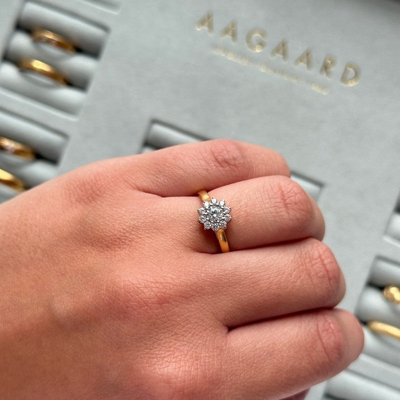 Aagaard forlovelsesring i guld med 0,52 ct lab grown diamanter – nærbillede af sten