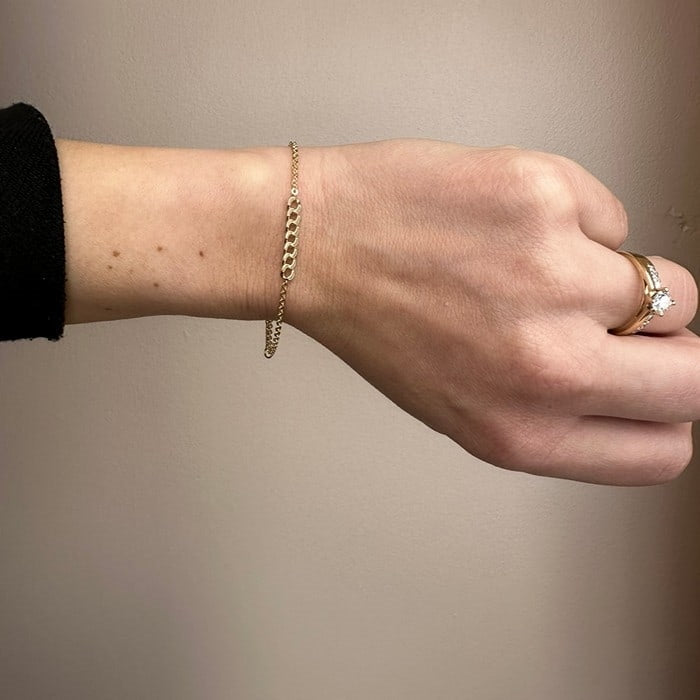 Siersbøl armbånd i 8 kt. guld med flad panserkæde – nærbillede af detalje