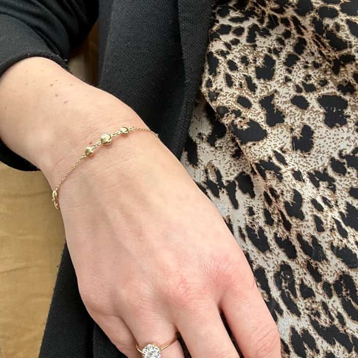 Siersbøl armbånd i 8 karat guld med tre flade guldkugler, set fra siden