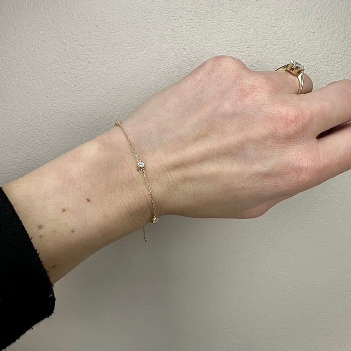 Siersbøl armbånd i 8 karat guld med zirkonia i rørfatning, set fra siden