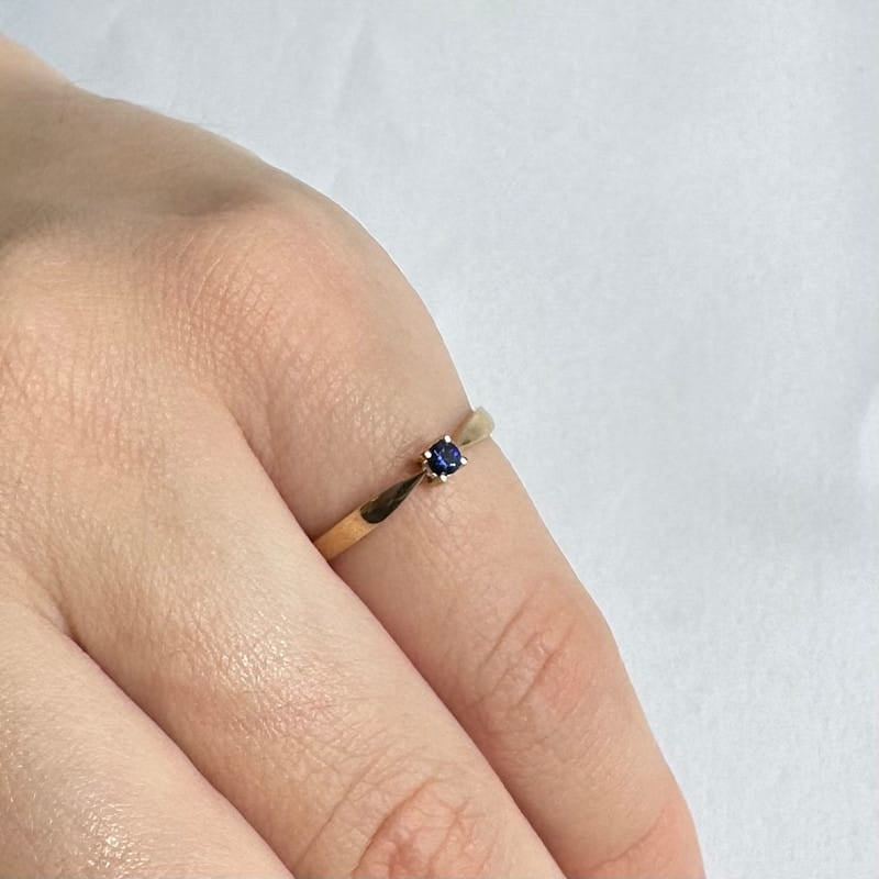 Guld & Sølv Design ring i 8 karat guld med blå safir i solitærfatning, set fra siden
