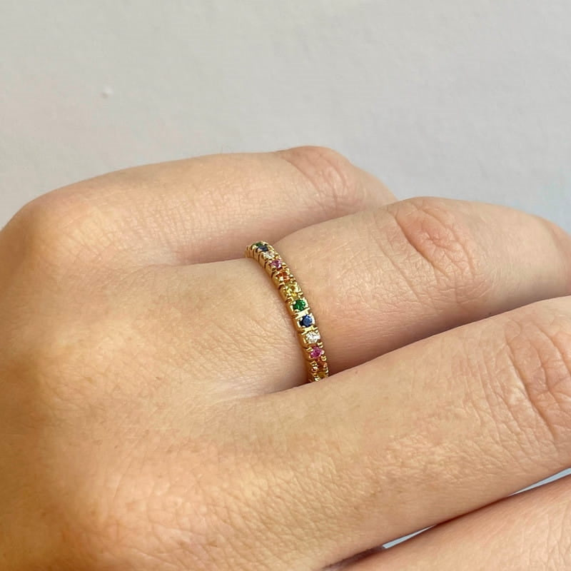 Nuran Perá alliance ring i 14 karat guld med regnbuefarvet ædelsten – nærbillede af sten